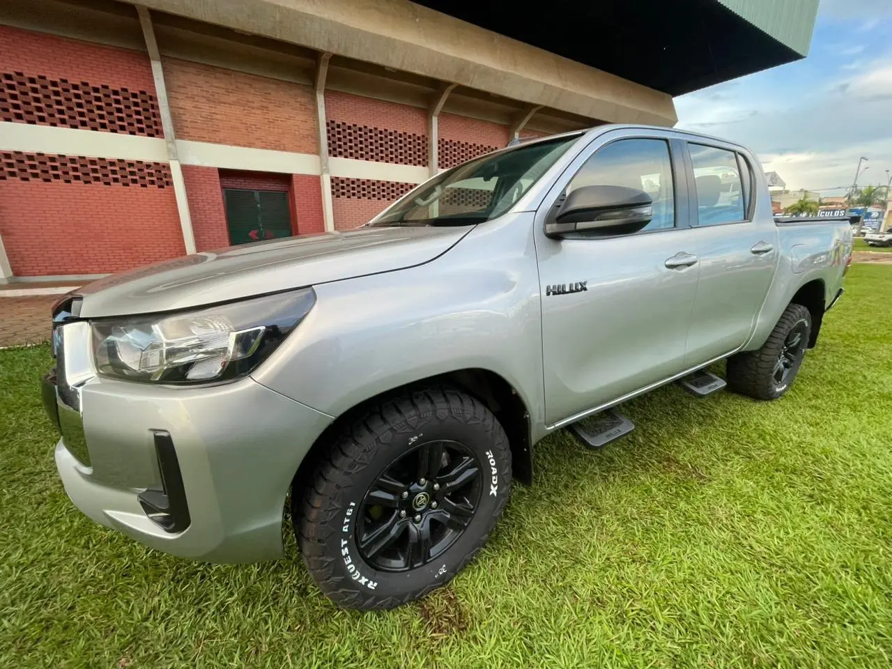 TOYOTA HILUX 2.8 D-4D TURBO DIESEL CD SR 4X4 AUTOMÁTICO