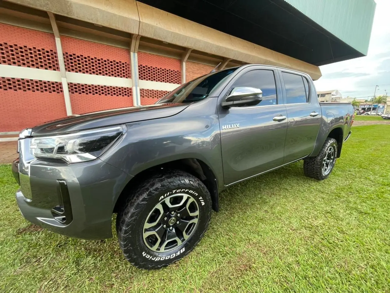 TOYOTA HILUX 2.8 D-4D TURBO DIESEL CD CONQUEST 4X4 AUTOMÁTICO