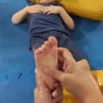 Educação Infantil - Massagem nos pezinhos