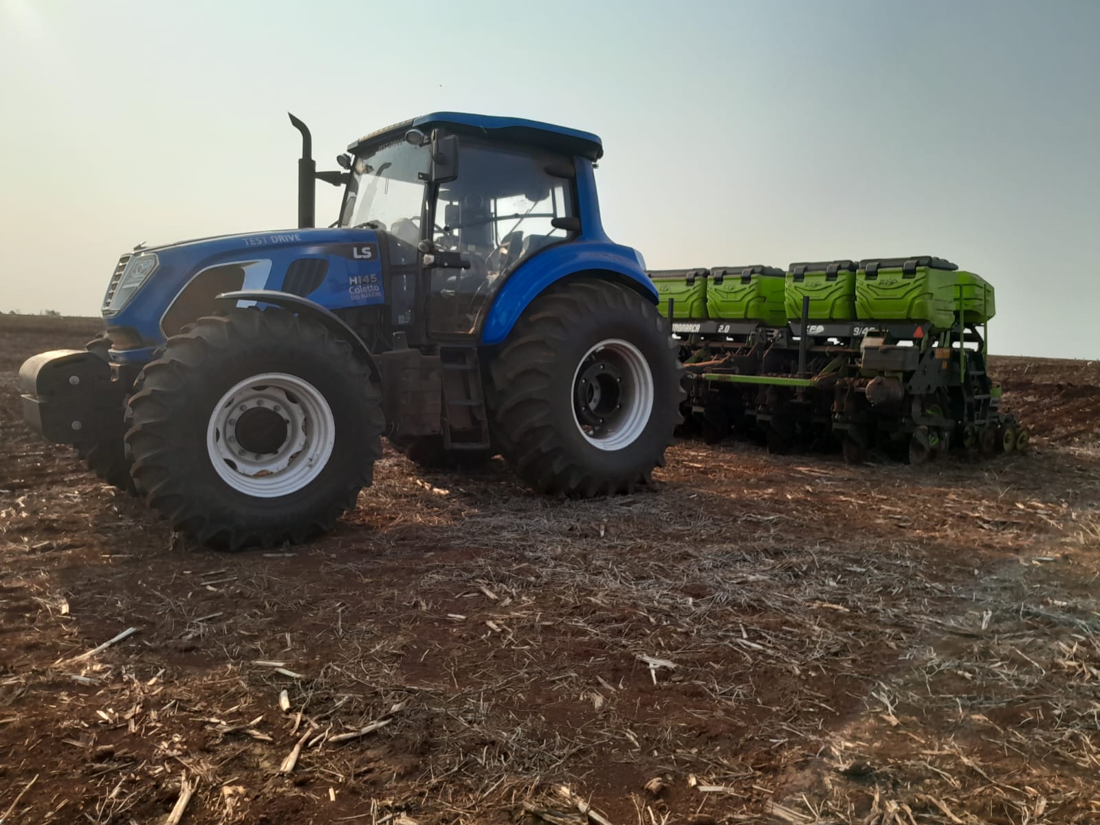 Fenasoja e LS Tractor juntas celebrando os 100 anos da cultura da soja no país