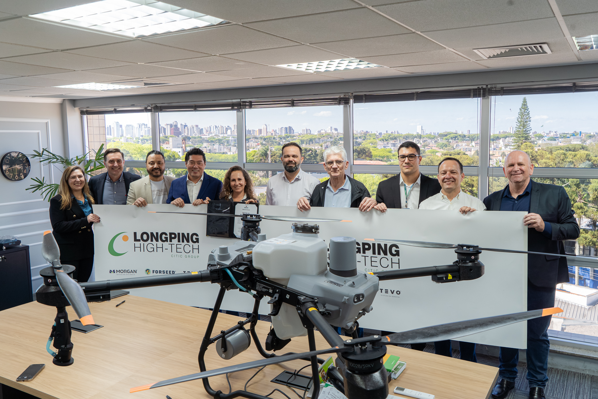 LongPing High-Tech doa drone para Colégio Agrícola no Paraná