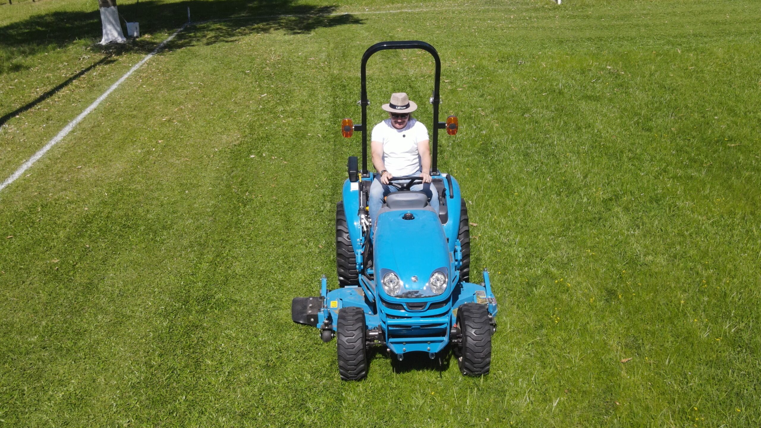 Trator compacto destaca-se por sua eficiência no campo e na cidade