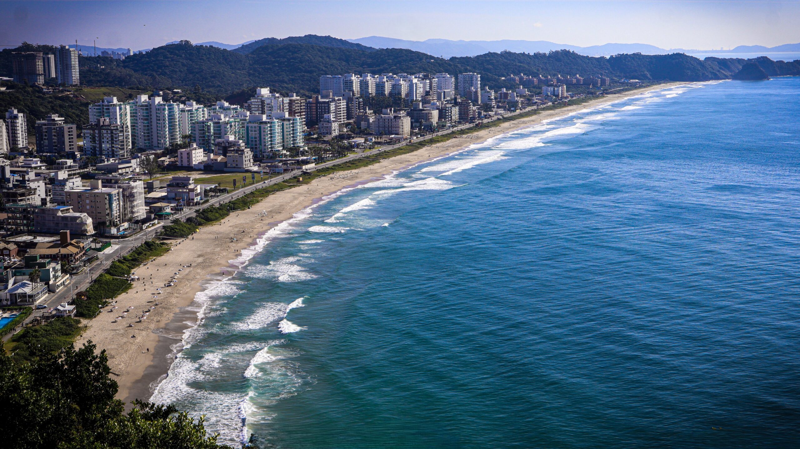 O litoral norte catarinense movimenta R$ 13 bilhões em imóveis em menos de 500 km² e está mudando como os apartamentos são projetados no Brasil