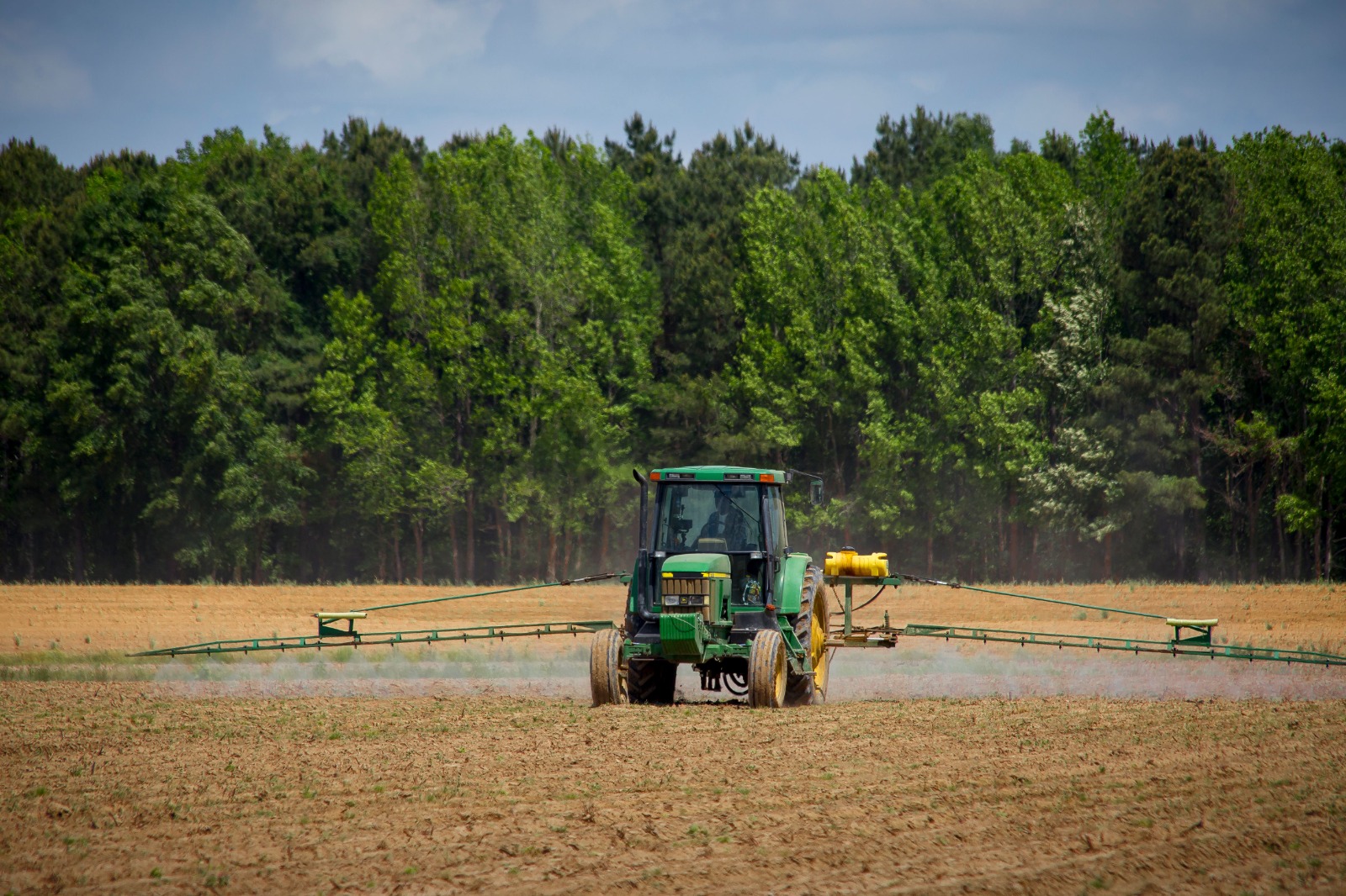 Agronegócio tem tecnologia, mas ainda perde eficiência na aplicação de defensivos