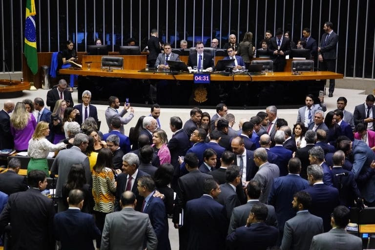 Dos quase 600 parlamentares no Congresso, o brasileiro não lembra o nome de nenhum