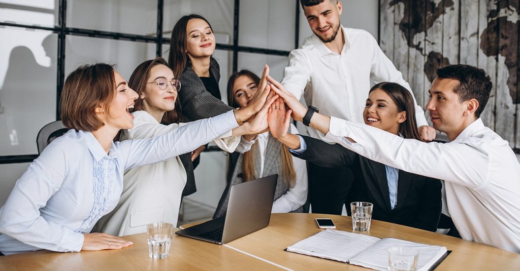 5 práticas para manter a energia e o engajamento das equipes no meio do ano
