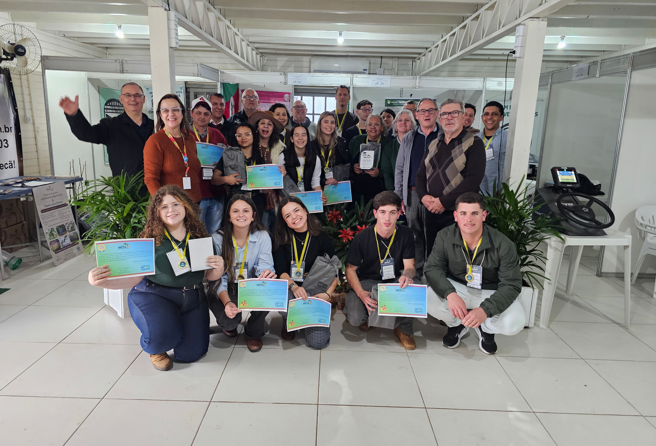 Penas de galinha, própolis e bioinsumos viram pesquisa nas escolas agrícolas